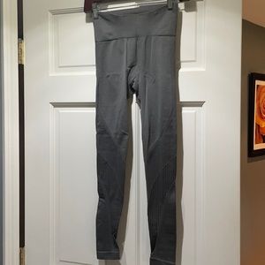 Zyia XS gray grid performance hi rise 7/8 leggings